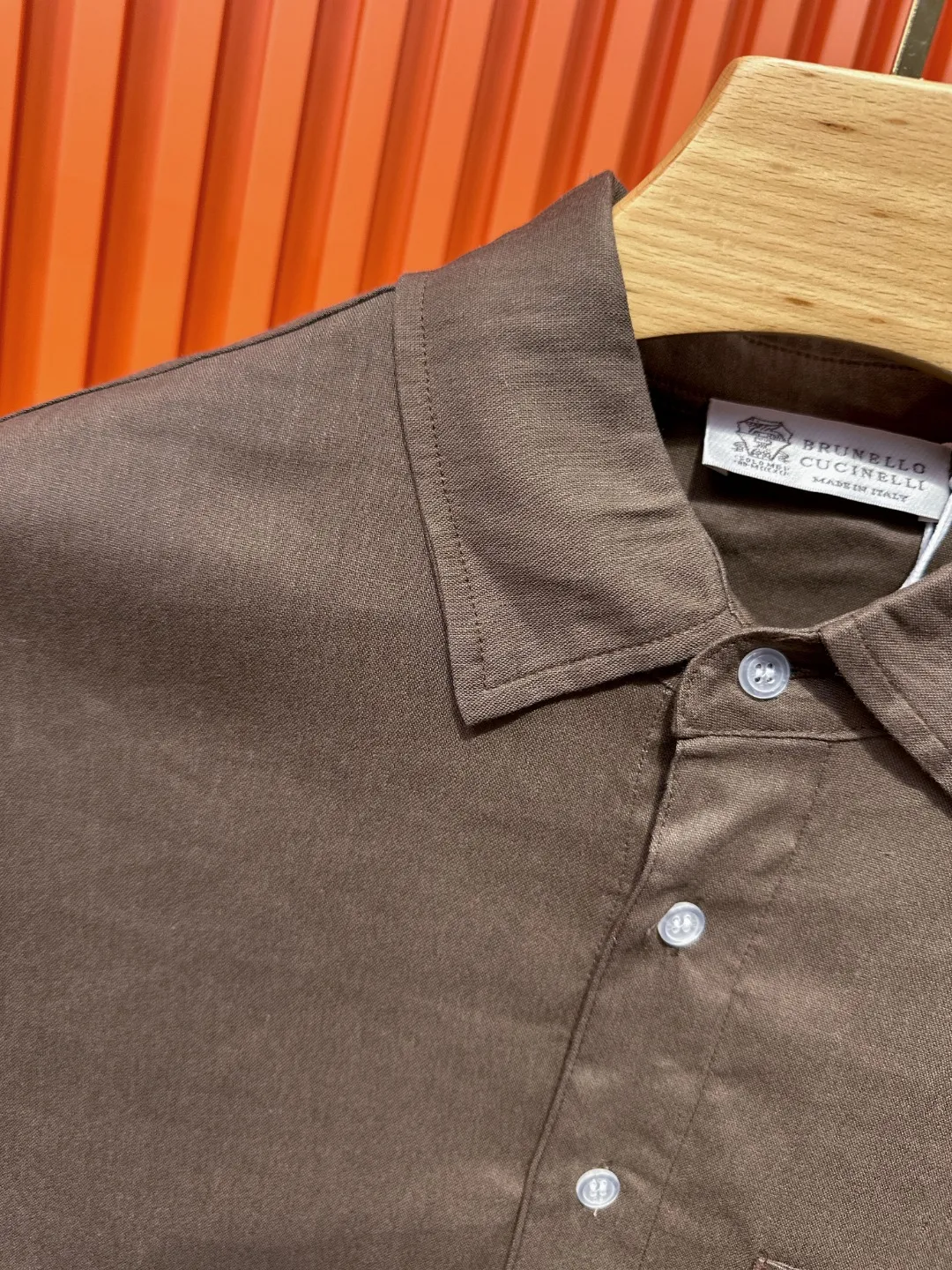 BRUNELLO CUCINELLI Brunello Cucinelli BC Bc slightly wide version M-XXL (the suit does not come apart, 💯Tencel linen) 26SS Brunello Cucinelli autumn and winter models are hotly shipped｜Exclusive customization Official website counter Same Style BC🌟Casual suit·Old money style Middle Eastern Tencel linen fabric The top shirt 👔 has a small lion and ball micro badge on the chest 🪡 embroidery, the pants 👖 a small lion and ball micro emblem 🪡 embroidery are made of 100% 💯 Tencel linen, soft to the touch and not easy to deform, with anti-pilling technology, the upper body is extremely comfortable, solid color lapel shirt 👔 pants 👖, solid color ribbed edges full of details. The simple version is not flattering to the body shape, and the original fabrics are standard. The skin-friendly and breathable texture is suitable for all daily scenes. It can be switched between commuting and leisure with one click. It shows high-end taste in a low-key manner, and provides comfort and style throughout autumn and winter. The inner hemming is evenly and meticulously routed, and the texture and texture are super soft. It is very light and soft, and feels extremely delicate and silky. The finer the yarn, the harder it is to work, and it is very time-consuming and material-consuming. It is a super rare product. The particularity of the fabric of each piece of clothing makes it silky soft and smooth. The unique embroidery pattern on the chest, you can feel its softness and smoothness when it comes into contact with the skin! The overall design is simple and grand, continuing Classic. The calm and elegant Classic color scheme naturally exudes a casual, elegant and sophisticated style, highlighting the style of a major manufacturer. Fabric, quite wide and comfortable. Delicate, easy to wear, dry, breathable and non-stick. The texture is light and there is no pressure on the upper body, as if it can breathe. Whether it is wiring, cutting or hardware configuration, it is the highest level of craftsmanship. Every detail is meticulous and quite elegant! The minimalist style structure is grand, natural, and highly recognizable. The upper body will never go wrong with the matching performance, and there is no doubt about it! Color: Linen Coffee Brown Size: M-3XL Size chart: Top size chart: M: Shoulder width 52-Bust 54-Length 69 L: Shoulder width 54-Bust 56-Length 71 XL: Shoulder width 56-Bust 58-Length 73 XXL: Shoulder width 58-Bust 60-Length 75 3XL: Shoulder width 60 - Bust 62 - Length 77 Pants size chart: M: Seat circumference 107 - Waist circumference 78 - Pants length 103 L: Seat circumference 111 - Waist circumference 82 - Pants length 105 Sitting circumference 123 - waist circumference 94 - pants length 111